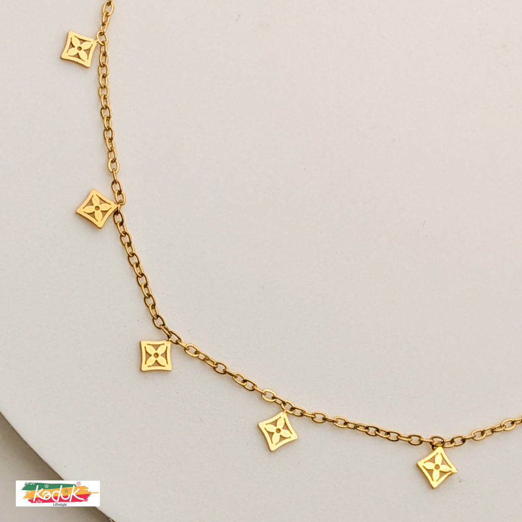 Minimal Gold-Plated Necklace with Square Charm Detailing