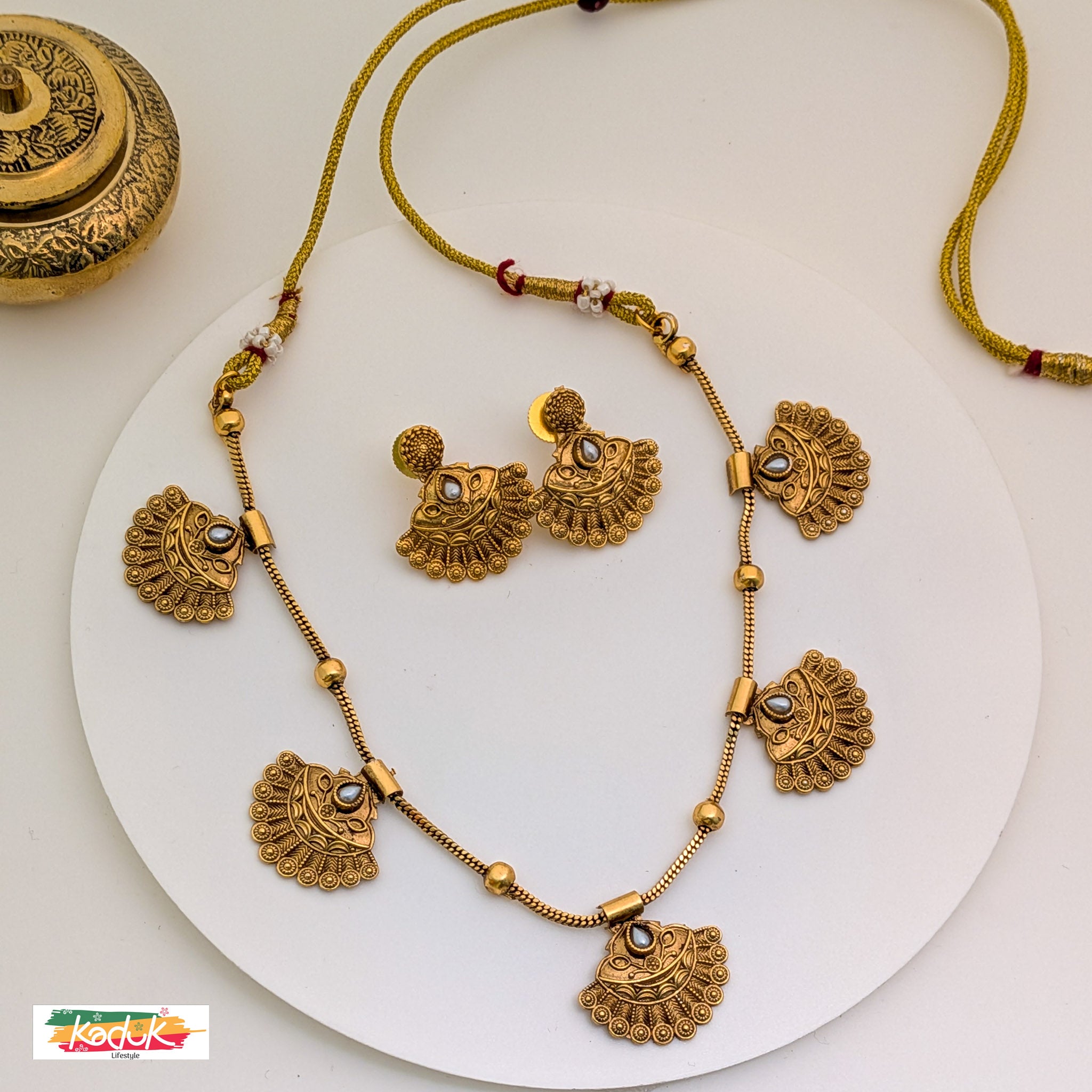 🌟 Antique Temple Necklace with Fan Motifs & Earrings – Gold Finish