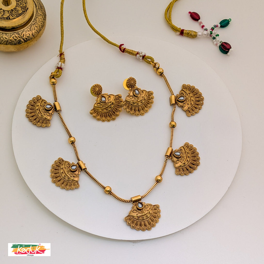🌟 Antique Temple Necklace with Fan Motifs & Earrings – Gold Finish