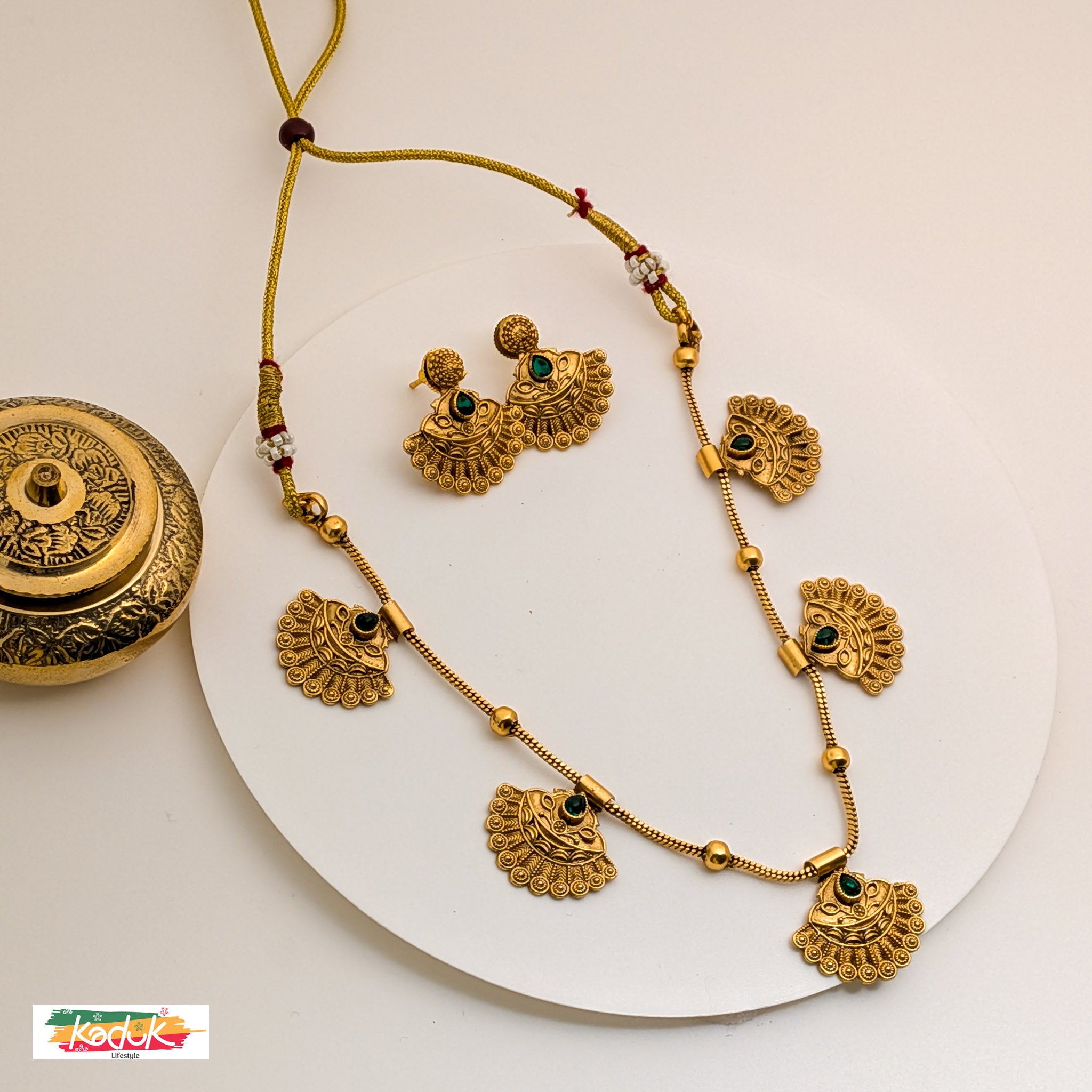 🌟 Antique Temple Necklace with Fan Motifs & Earrings – Gold Finish