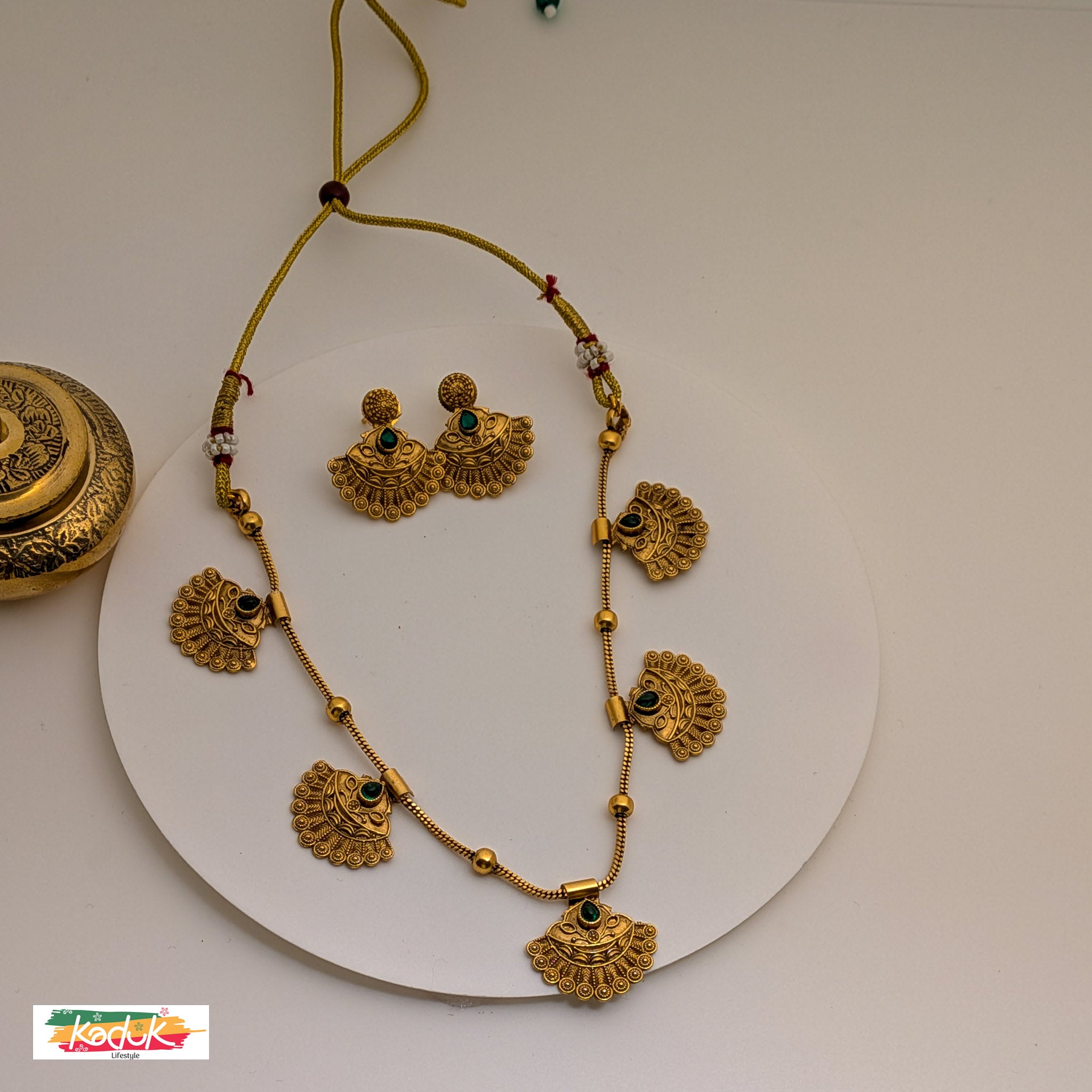 🌟 Antique Temple Necklace with Fan Motifs & Earrings – Gold Finish