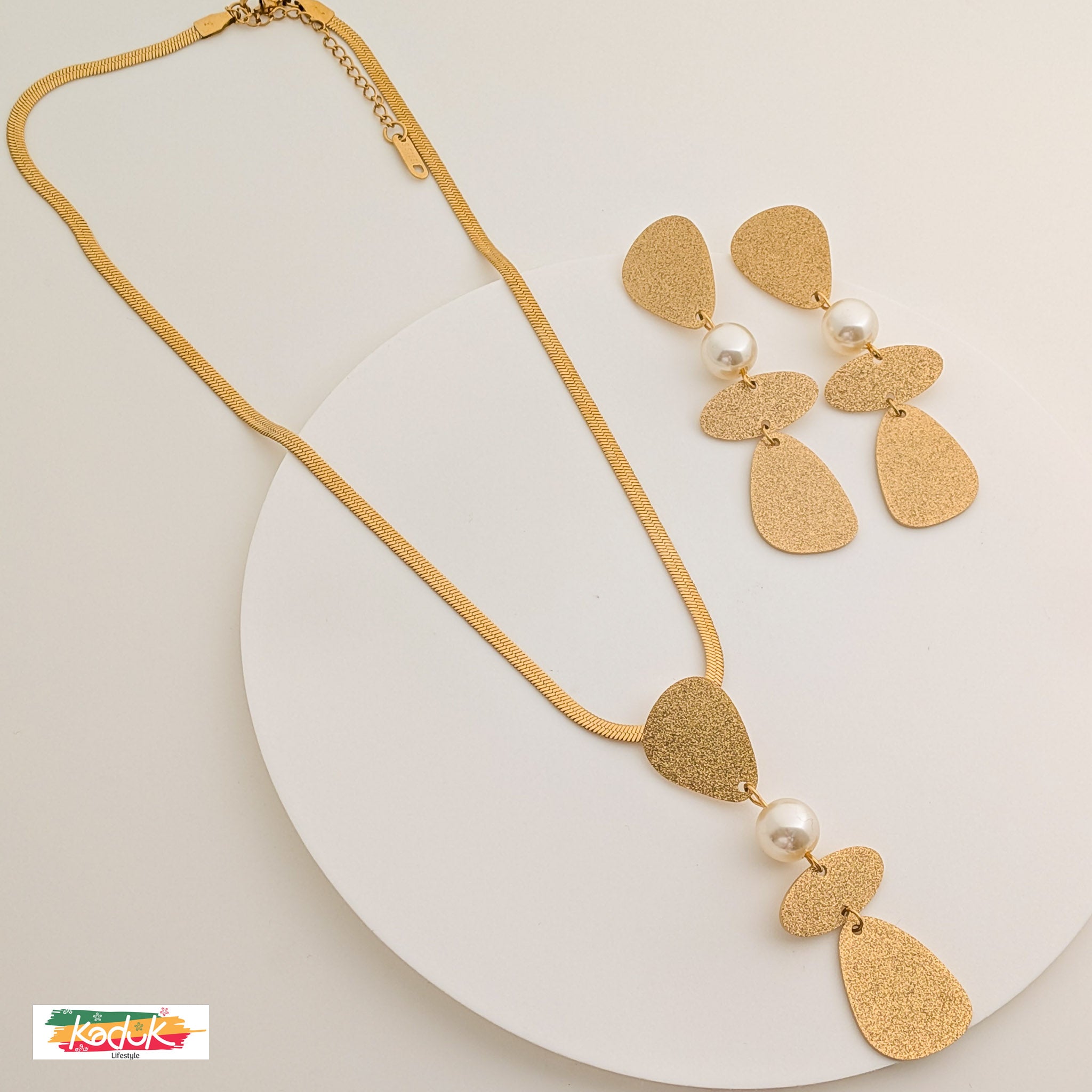 Geometric Gold Textured Necklace & Earrings Set with Pearl Accent