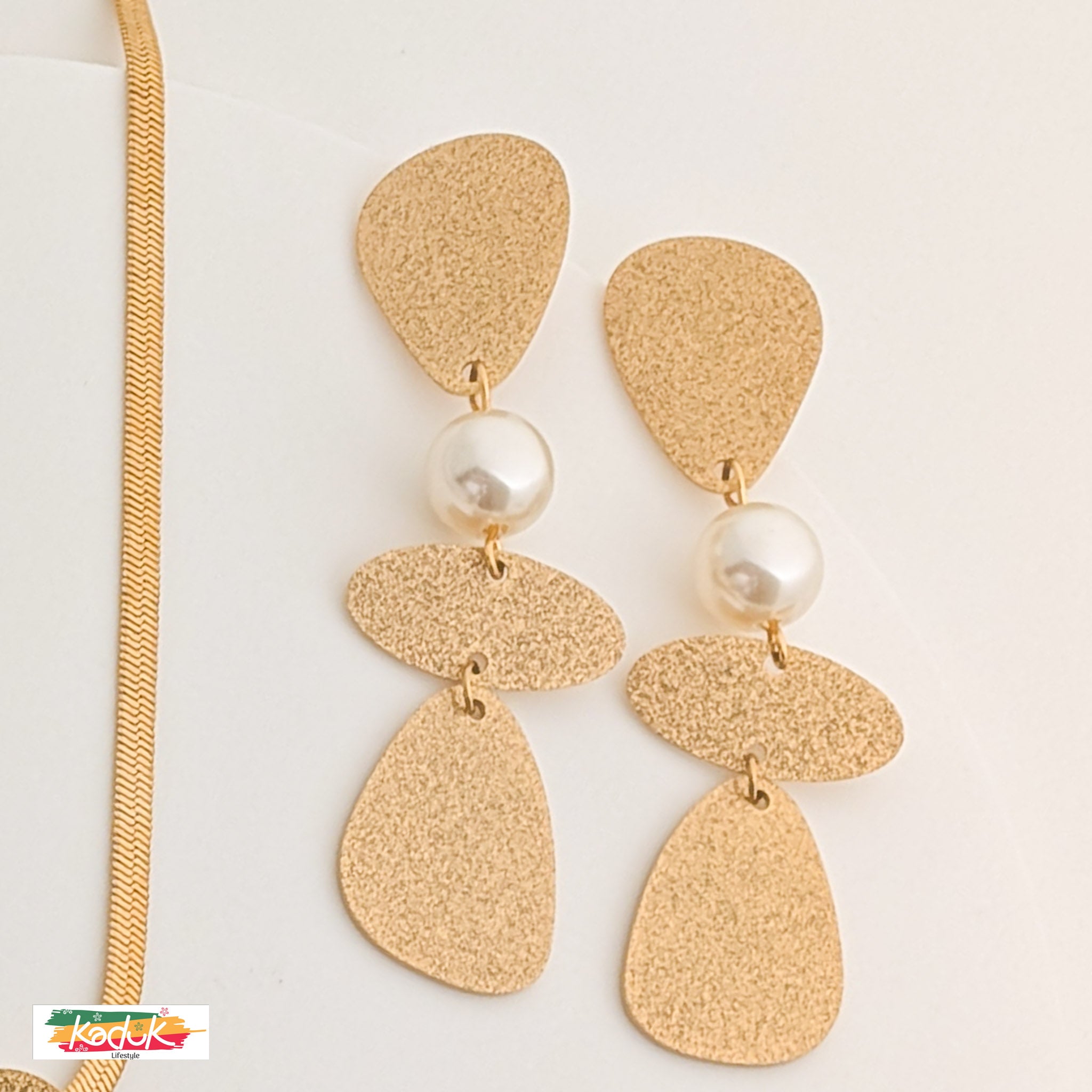 Geometric Gold Textured Necklace & Earrings Set with Pearl Accent