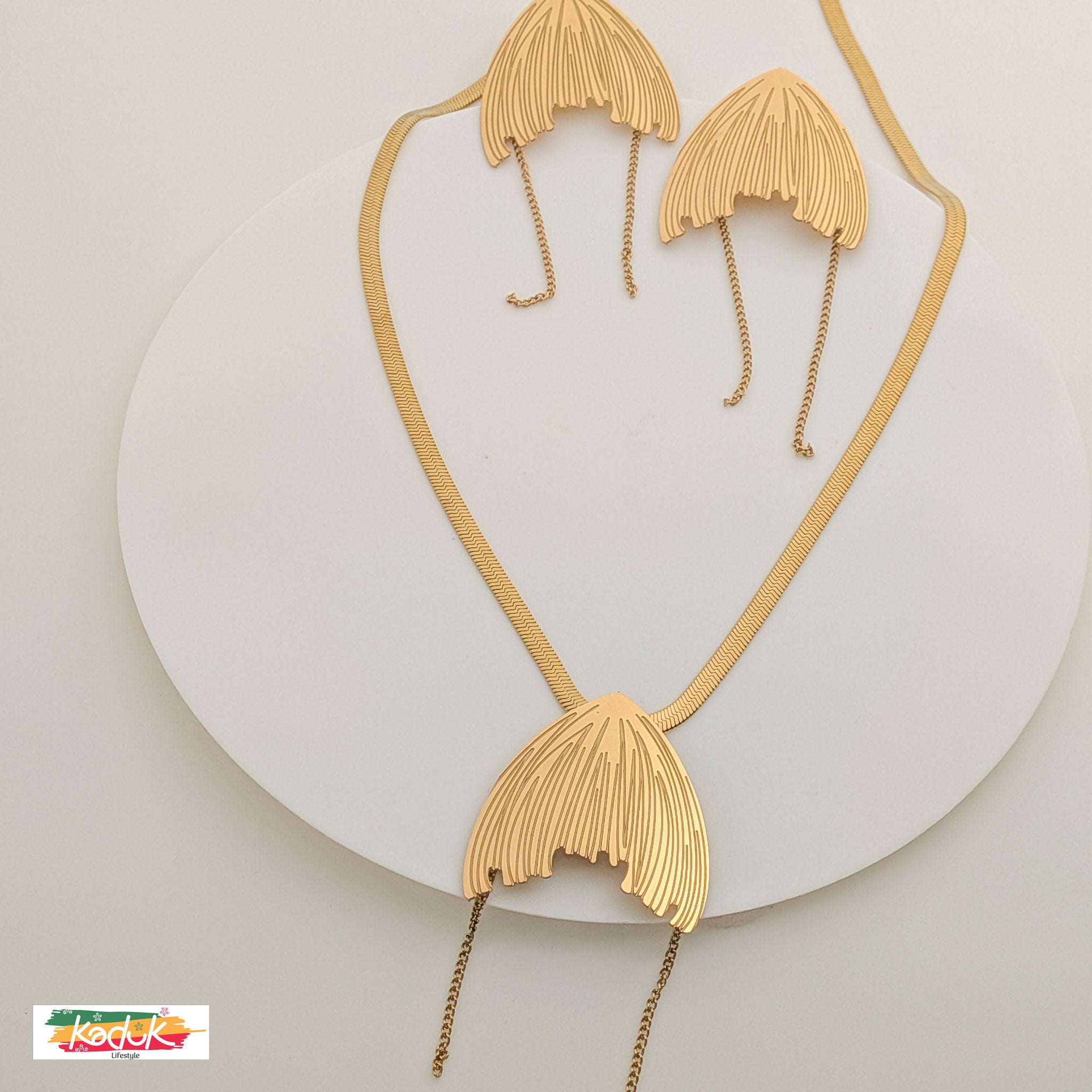 Gold Leaf Necklace & Earrings Set – Modern Lightweight Jewelry for Women