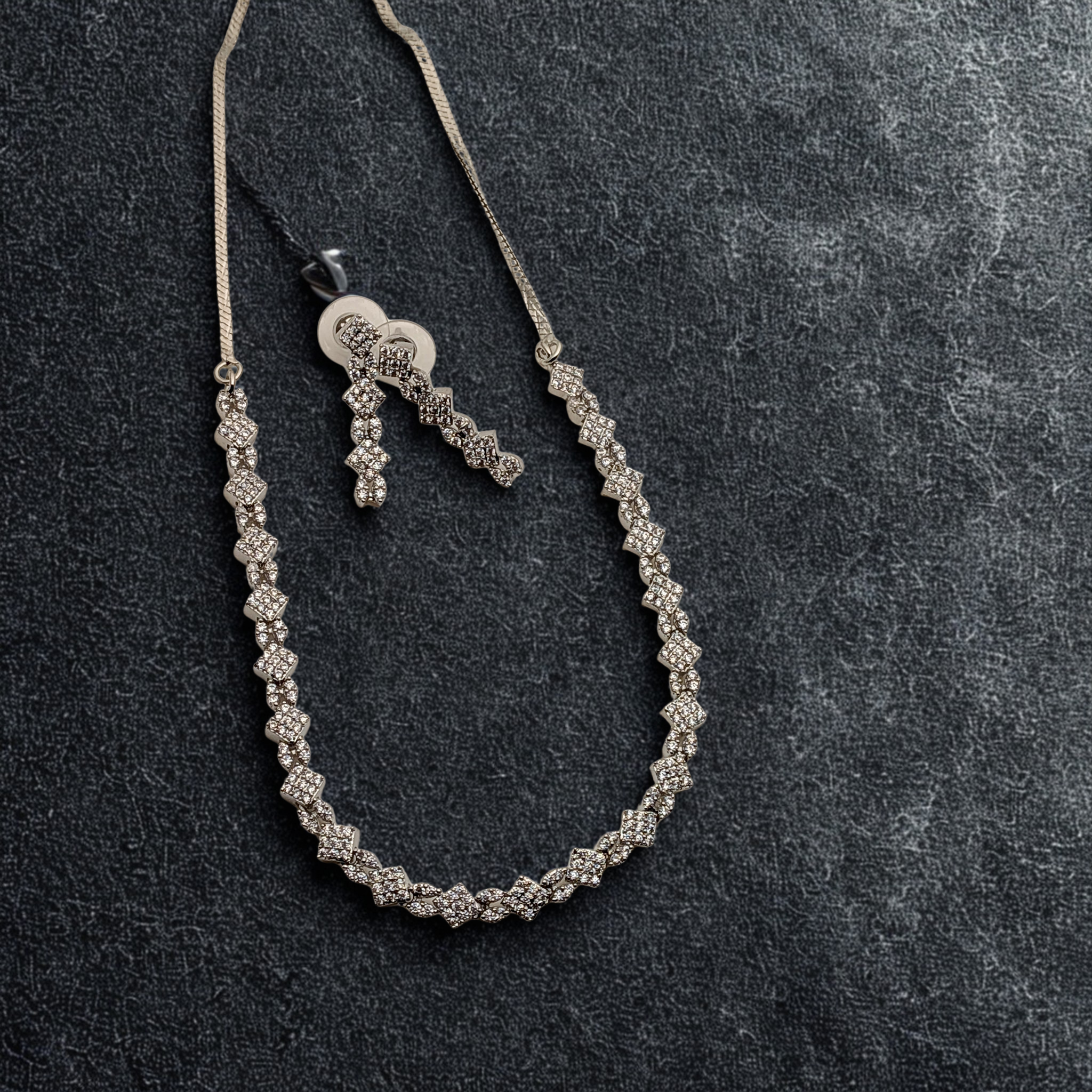 ✨ Silver-AD Necklace with Crystal Detailing & Matching Earrings